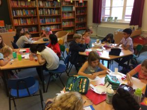 Kultur macht stark-Projekt 2019: 15 Kinder arbeiten an 4 Tischen