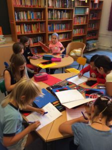 Kultur macht stark-Projekt 2019: 8 Kinder arbeiten an 2 Tischen