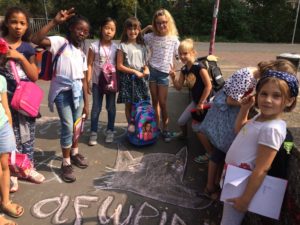 Kultur macht stark-Projekt 2019: 9 Kinder auf Schulhof