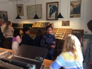 Kultur macht stark-Projekt 2019: 6 Kinder in Lindener Druckerei-Museum