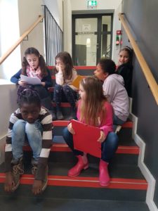 Kultur macht stark-Projekt 2019: 6 Kinder sitzen in Treppenhaus