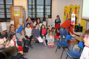 Kultur macht stark-Projekt 2019: 15 Kinder mit Betreuern in einem Raum in der Eichendorffschule