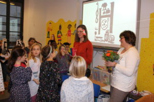 Kultur macht stark-Projekt 2019: 11 Kinder mit Betreuern in Raum in der Eichendorff-Grundschule