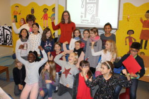 Kultur macht stark-Projekt 2019: 17 Kinder und 2 Betreuerinnen in einem Raum in der Eichendorff-Grundschule
